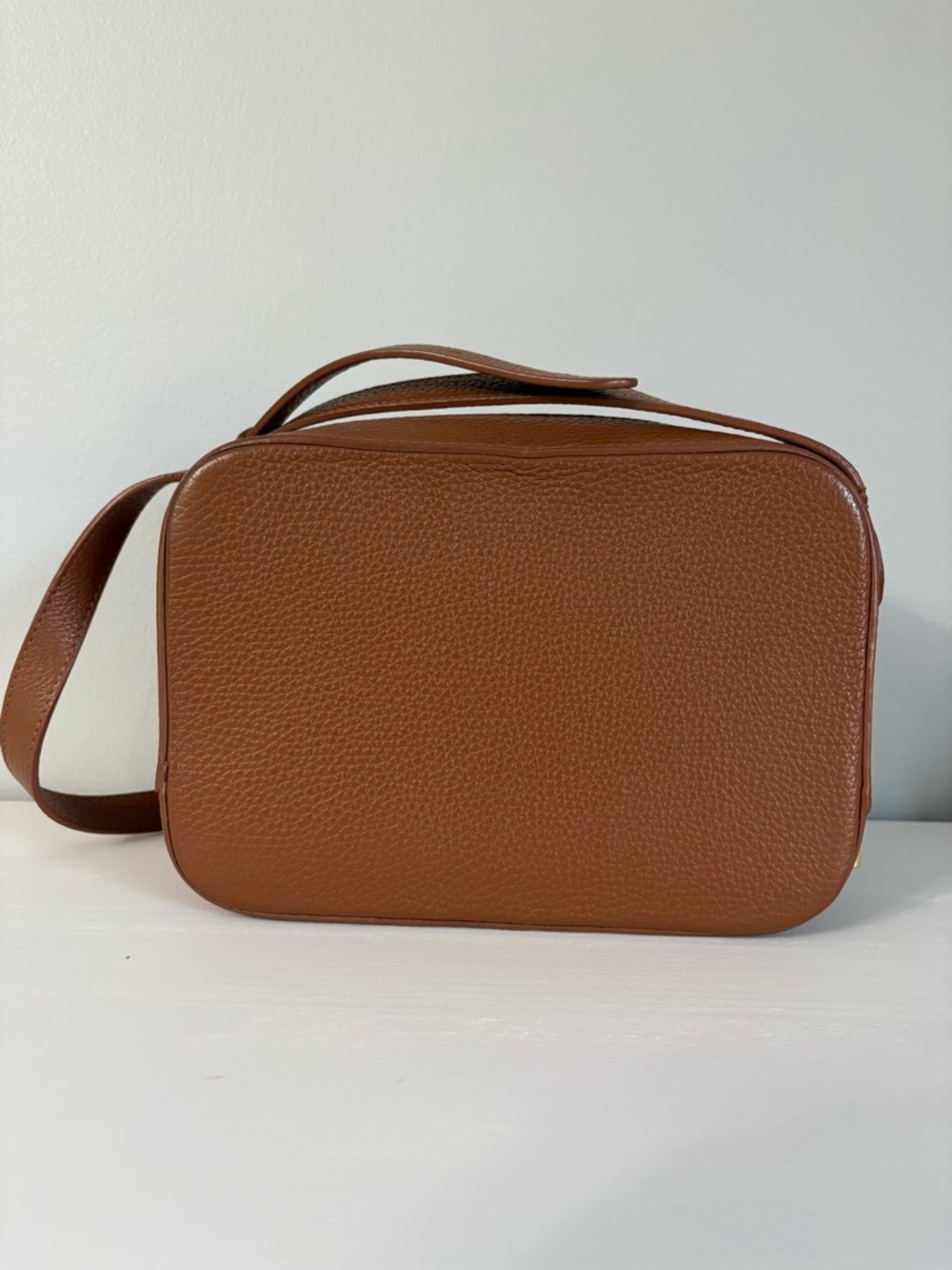 Cuyana Italian Pebbled Leather Camera Bag in Caramel | Minimalist Essential - Picture 7 of 9